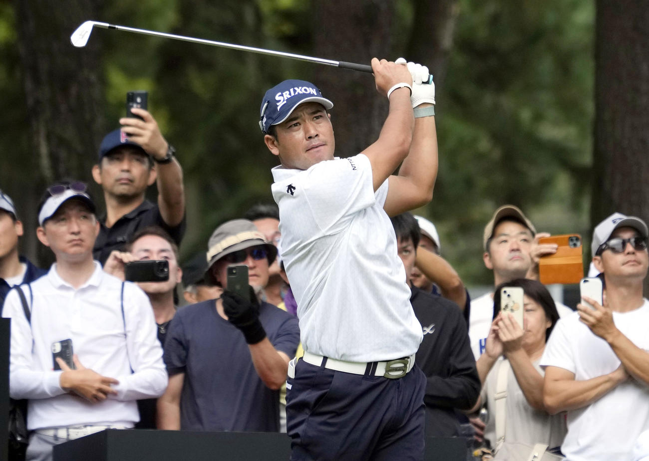 2番、ティーショットを放つ松山（共同）