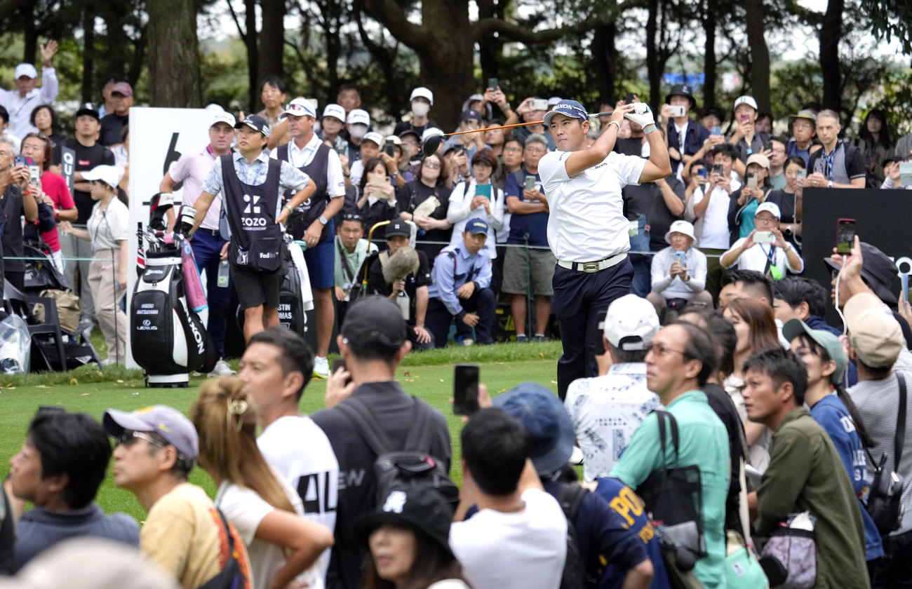 6番でティーショットを放つ松山英樹（共同）