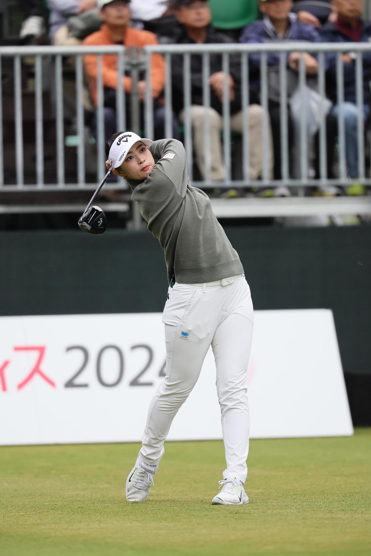 1番、ティーショットを放つ柏原（撮影・足立雅史）