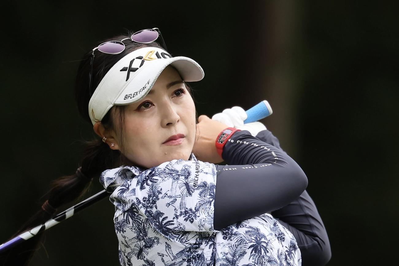 2番、ティーショットを放つ青木（撮影・足立雅史）