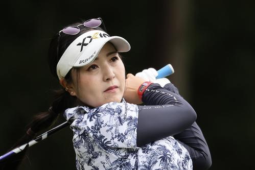 2番、ティーショットを放つ青木（撮影・足立雅史）