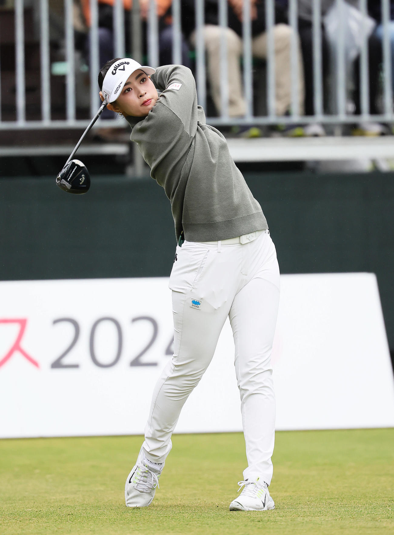 1番、ティーショットを放つ柏原（撮影・足立雅史）