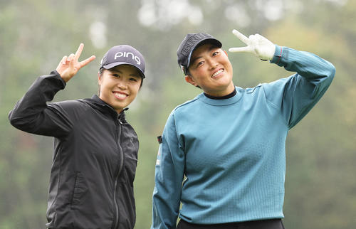 カメラにピースする工藤（右）と上野（撮影・足立雅史）