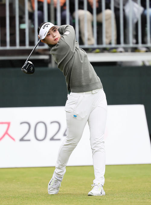 1番、ティーショットを放つ柏原（撮影・足立雅史）