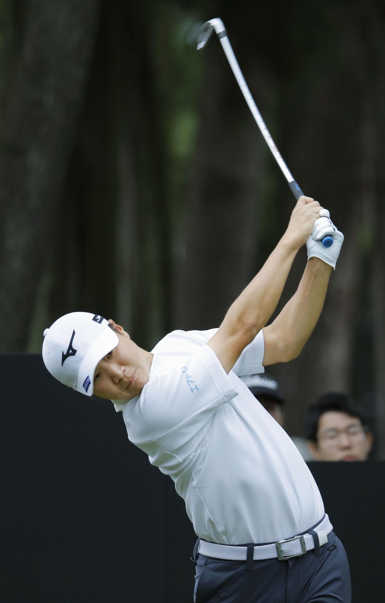 第2日、2番でティーショットを放つ平田憲聖。通算5アンダーで16位（共同）