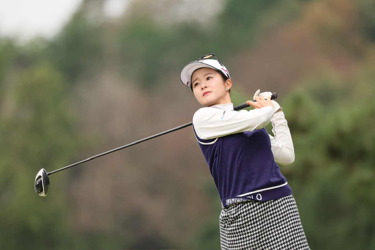3番、ティーショットを放つ川崎（撮影・足立雅史）