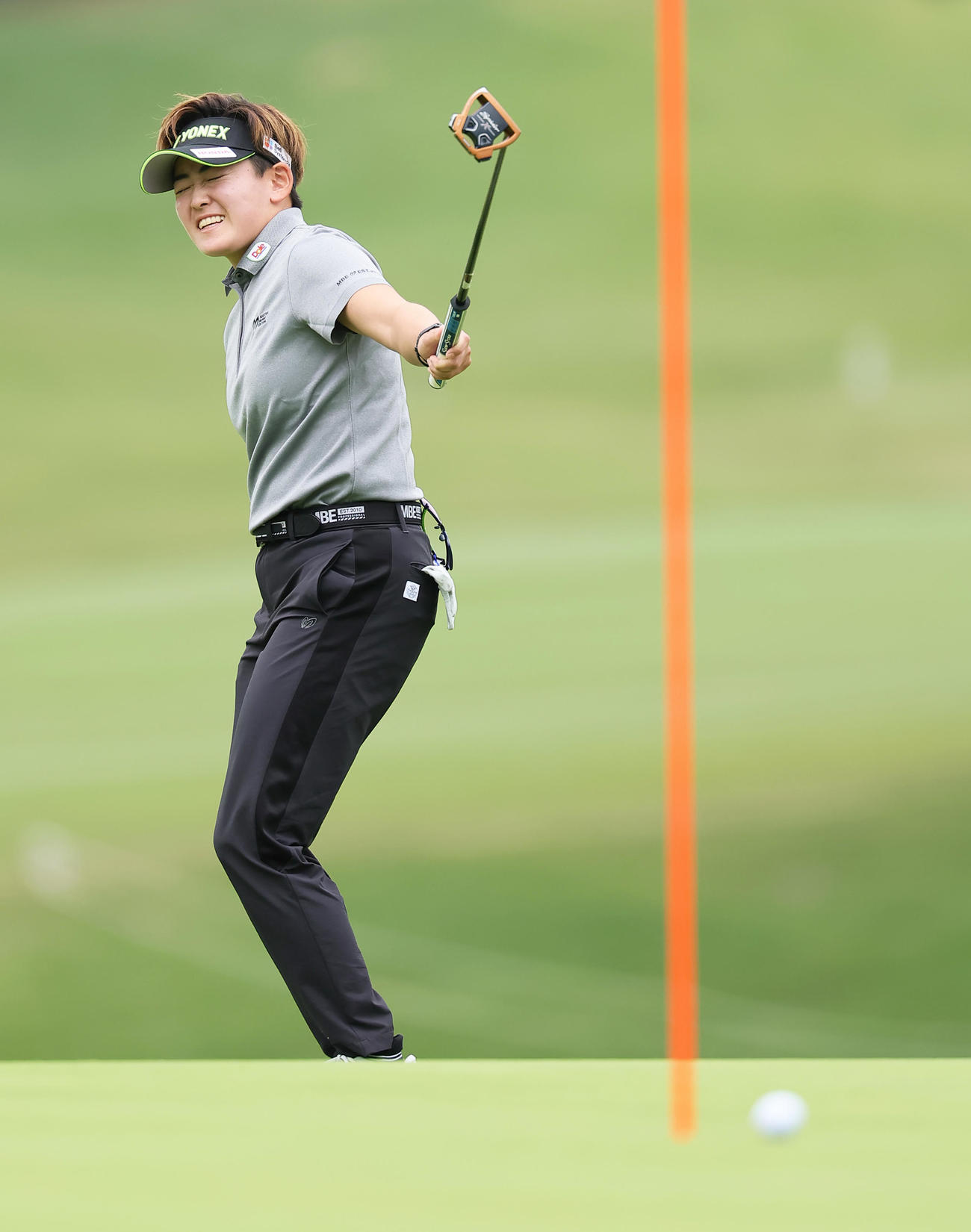 18番、イーグルパットを外し悔しがる岩井明（撮影・足立雅史）