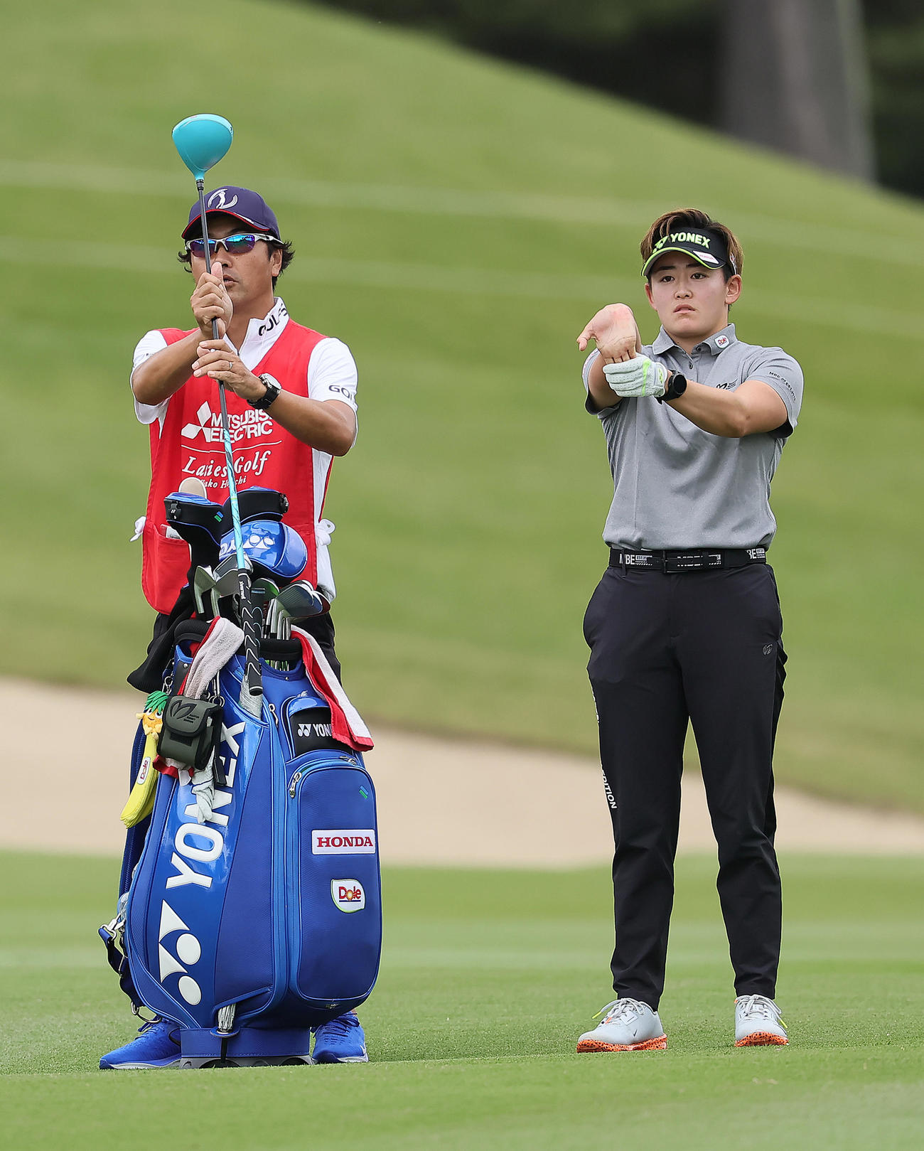 18番、第2打にドライバーを選択する岩井明（右）＝（撮影・足立雅史）