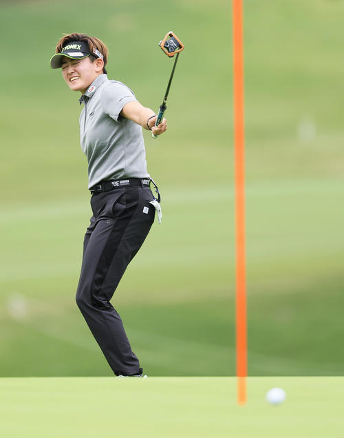 18番、イーグルパットを外し悔しがる岩井明（撮影・足立雅史）