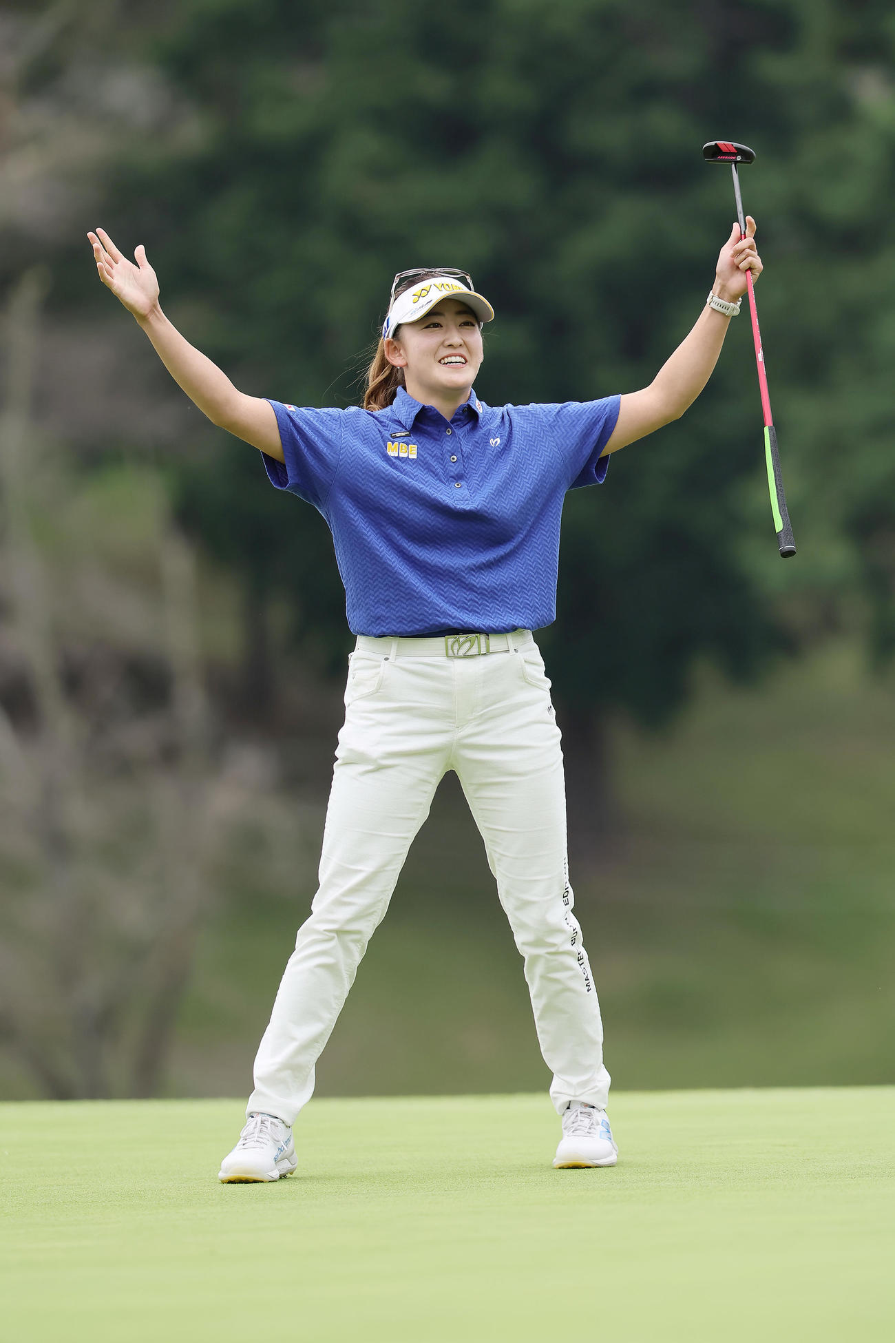 優勝を決め、ギャラリーの声援に笑顔を見せる岩井千（撮影・足立雅史）