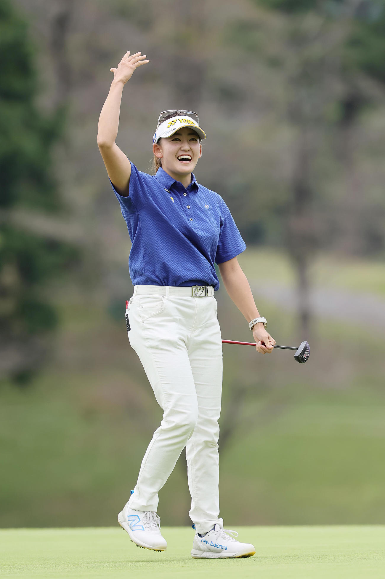 優勝を決め、ギャラリーの声援に笑顔を見せる岩井千（撮影・足立雅史）