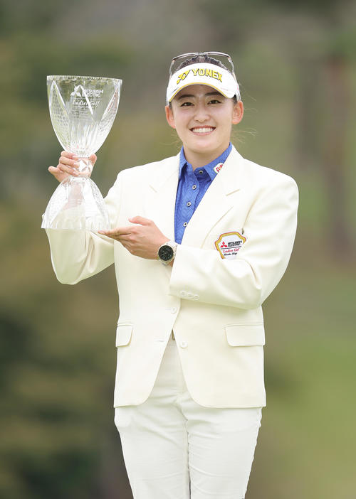 優勝トロフィーを手に笑顔を見せる岩井千（撮影・足立雅史）