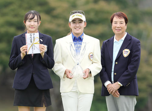 優勝の岩井千（中央）、ローエストアマチュアの清水（左）は樋口大会名誉会長との記念撮影に笑顔（撮影・足立雅史）