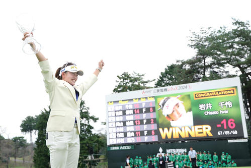 優勝トロフィーを手に笑顔を見せる岩井千（撮影・足立雅史）