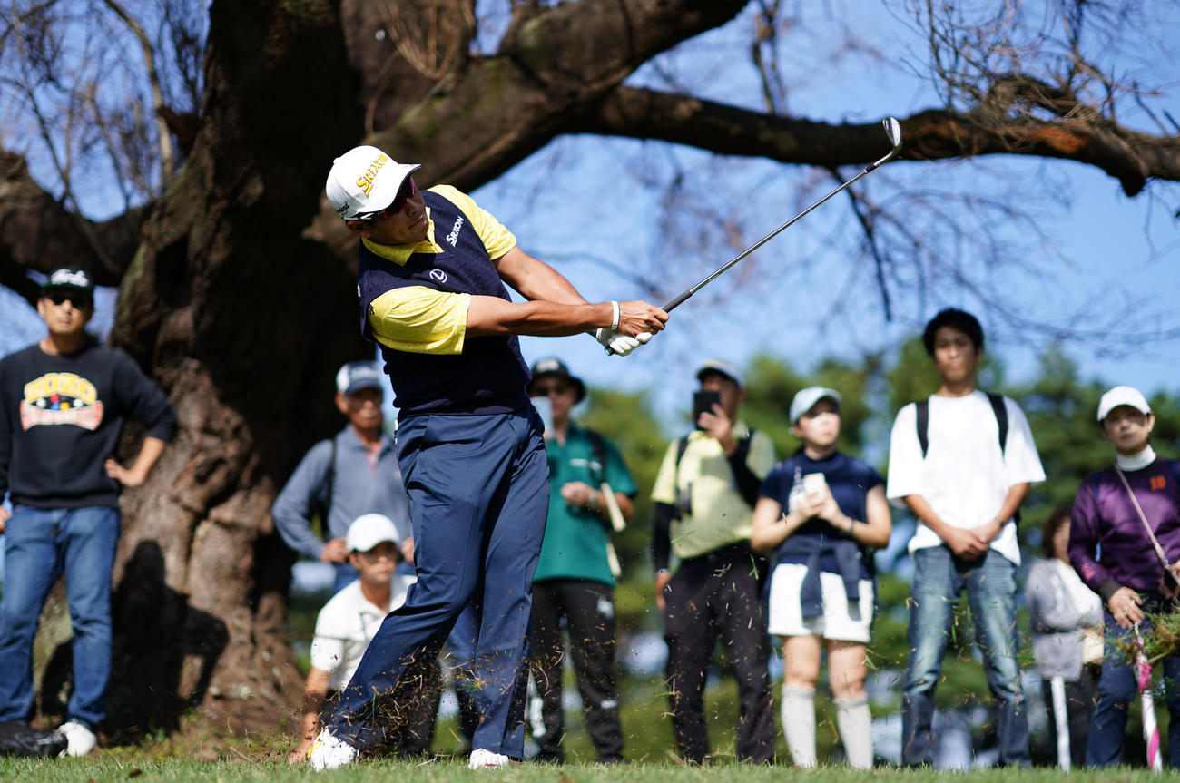 ZOZOチャンピオンシップ2024　最終日　11番、セカンドショットを放つ松山（撮影・横山健太）