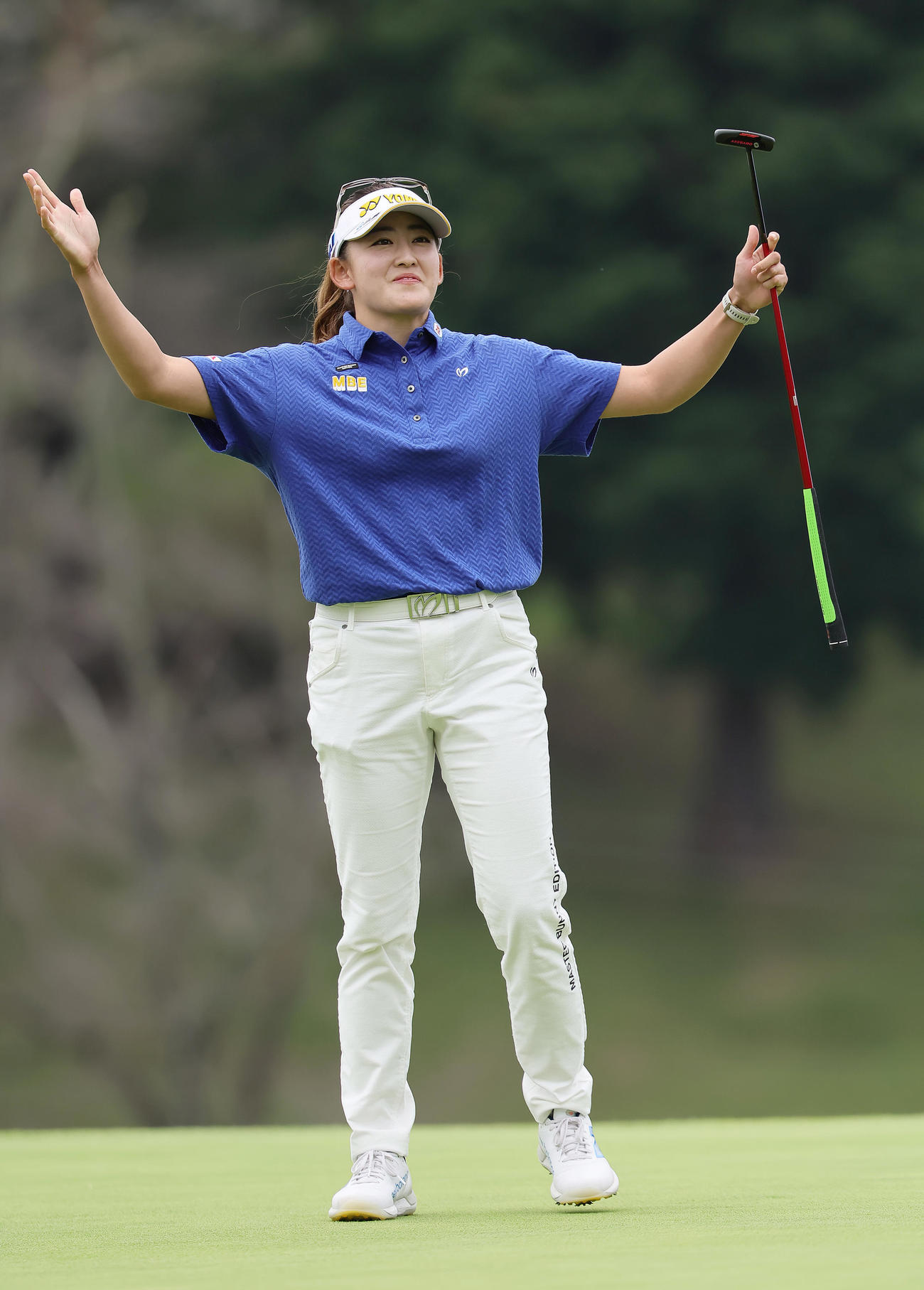優勝を決め、ギャラリーの声援に笑顔を見せる岩井千（撮影・足立雅史）