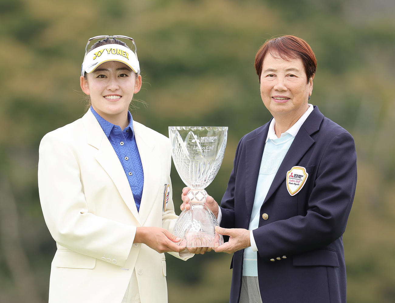 優勝の岩井千（左）は樋口大会名誉会長と笑顔で記念撮影（撮影・足立雅史）