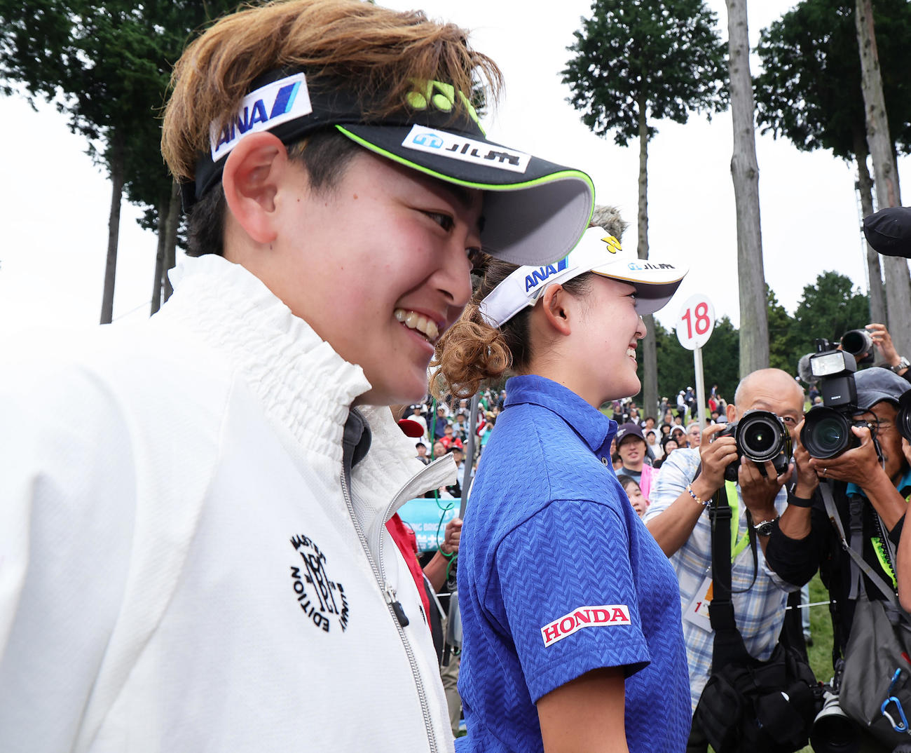 優勝した岩井千怜（右）は岩井明愛の祝福に笑顔を見せる（撮影・足立雅史）