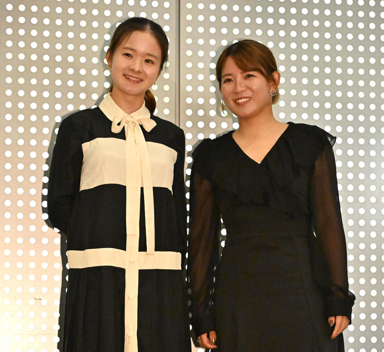 前夜祭に参加する（左から）川崎春花、吉本ひかる（撮影・石井愛子）