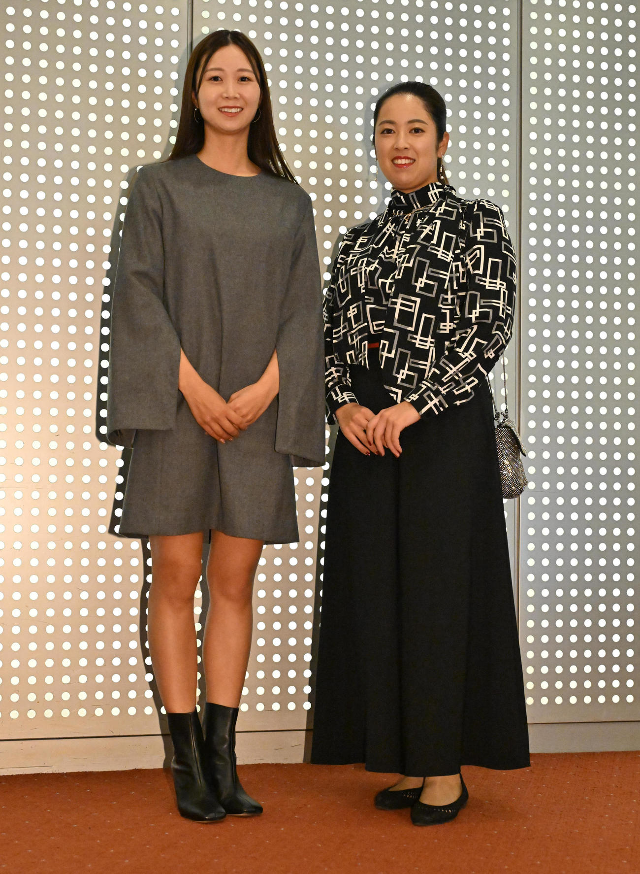 前夜祭に参加する（左から）金澤志奈、天本ハルカ（撮影・石井愛子）