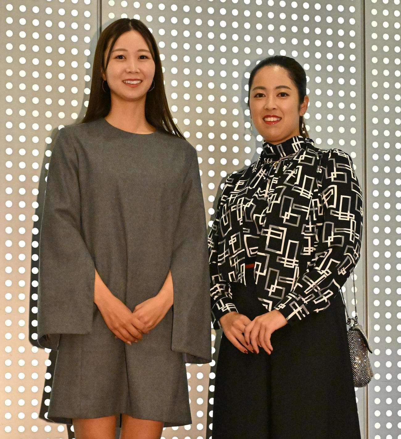 前夜祭に参加する（左から）金澤志奈、天本ハルカ（撮影・石井愛子）