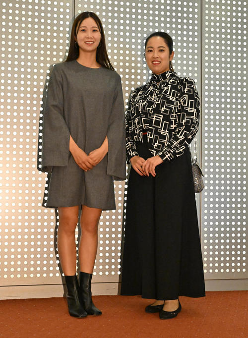 前夜祭に参加する（左から）金澤志奈、天本ハルカ（撮影・石井愛子）