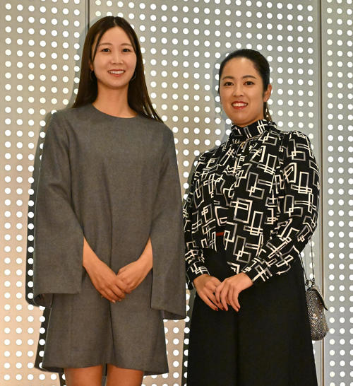 前夜祭に参加する（左から）金澤志奈、天本ハルカ（撮影・石井愛子）