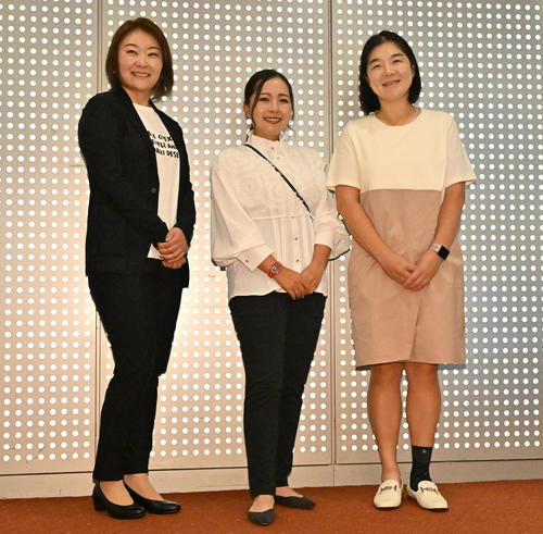前夜祭に参加する（左から）藤田さいき、青木瀬令奈、イ・ミニョン（撮影・石井愛子）