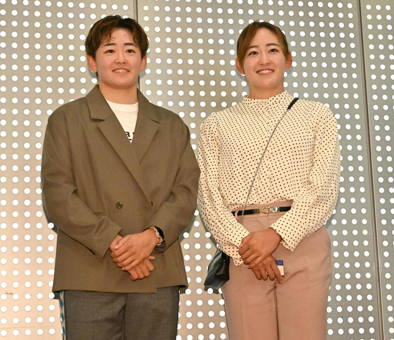 前夜祭に参加する（左から）岩井明愛、岩井千怜（撮影・石井愛子）