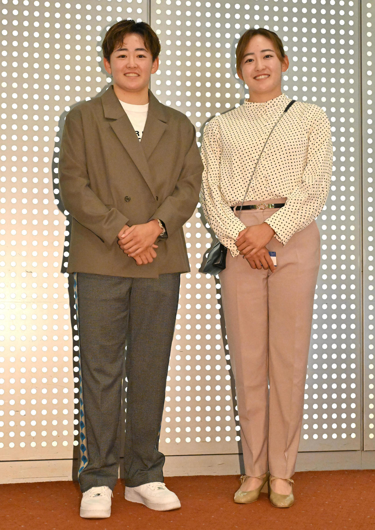 前夜祭に参加する（左から）岩井明愛、岩井千怜（撮影・石井愛子）