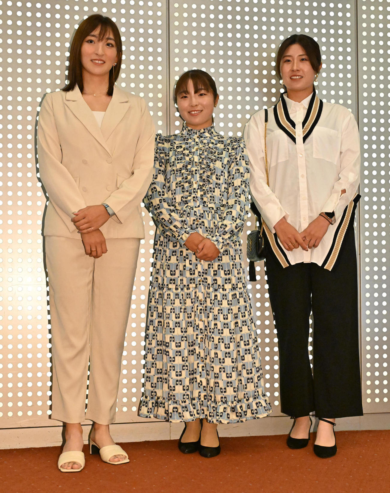 前夜祭に参加する（左から）脇元華、佐久間朱莉、大里桃子（撮影・石井愛子）