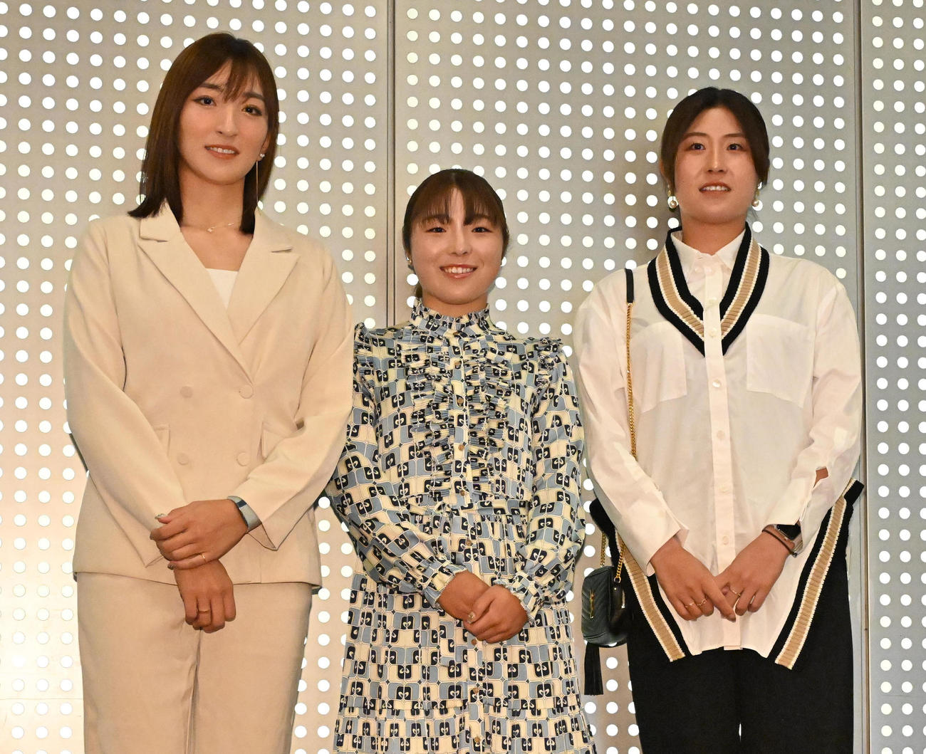 前夜祭に参加する（左から）脇元華、佐久間朱莉、大里桃子（撮影・石井愛子）