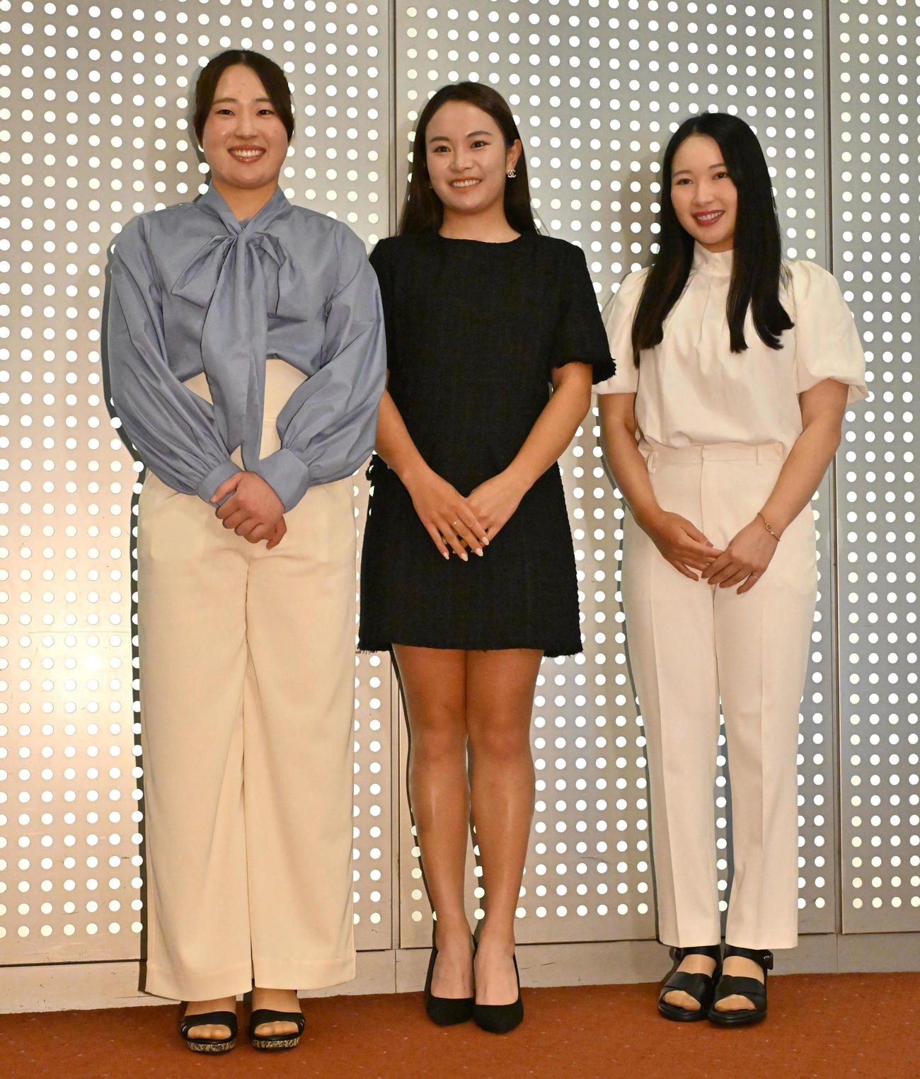前夜祭に参加する（左から）竹田麗央、河本結、小祝さくら（撮影・石井愛子）