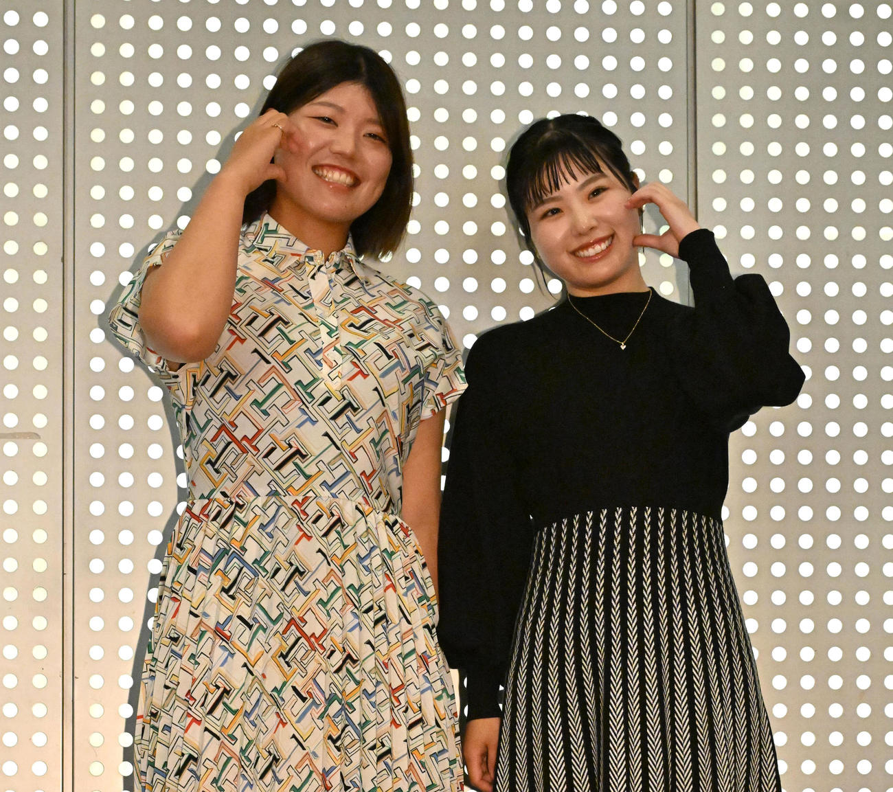 前夜祭に参加する（左から）桜井心那、尾関彩美悠（撮影・石井愛子）