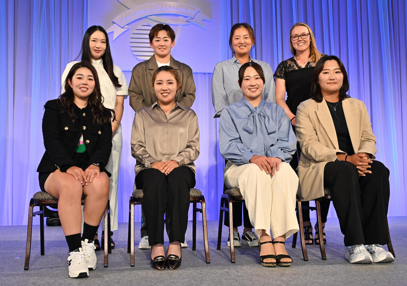 前夜祭で記念撮影をする（後列左から）小祝さくら、岩井明愛、コ　ジンヨン、ブルック　ヘンダーソン（前列左から）山下美夢有、古江彩佳、竹田麗央、ユヘラン（撮影・石井愛子）