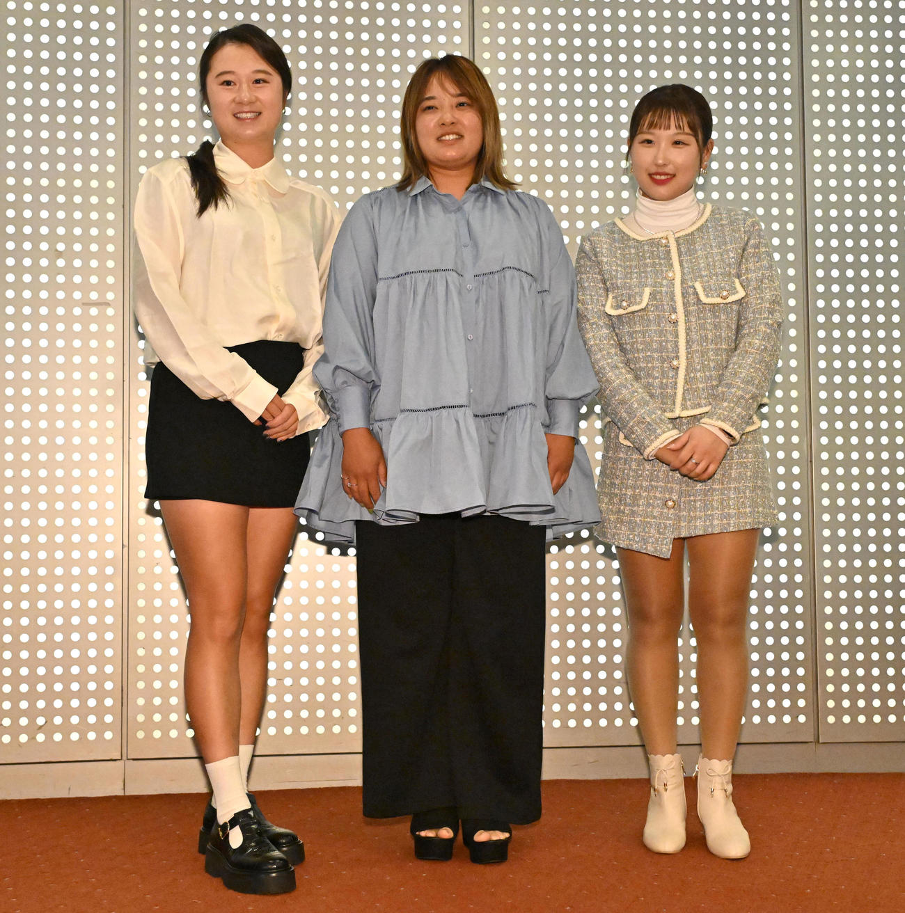前夜祭に参加する（左から）森田遥、鈴木愛、リ・ハナ（撮影・石井愛子）