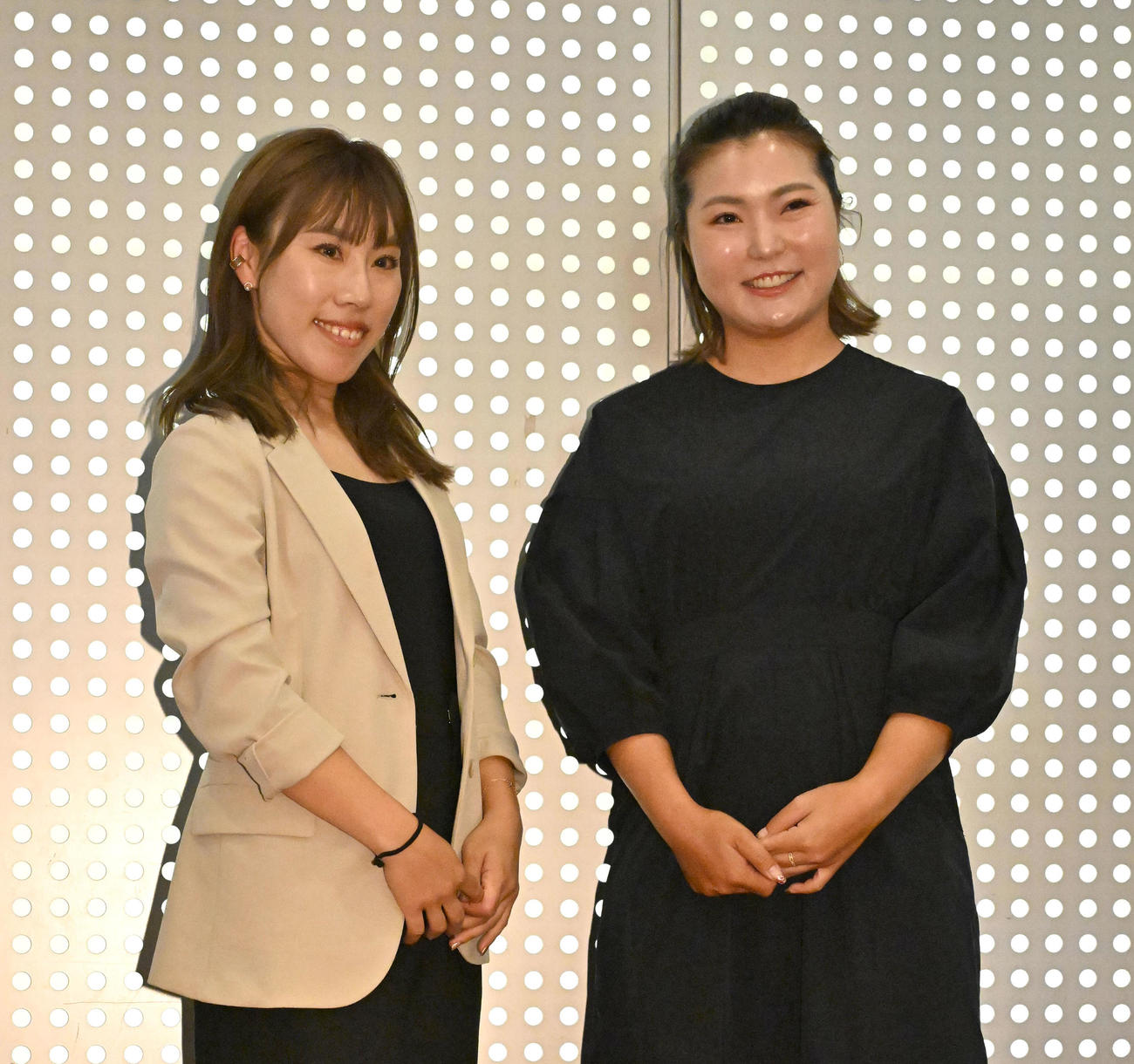 前夜祭に参加する（左から）木村彩子、高橋彩華（撮影・石井愛子）