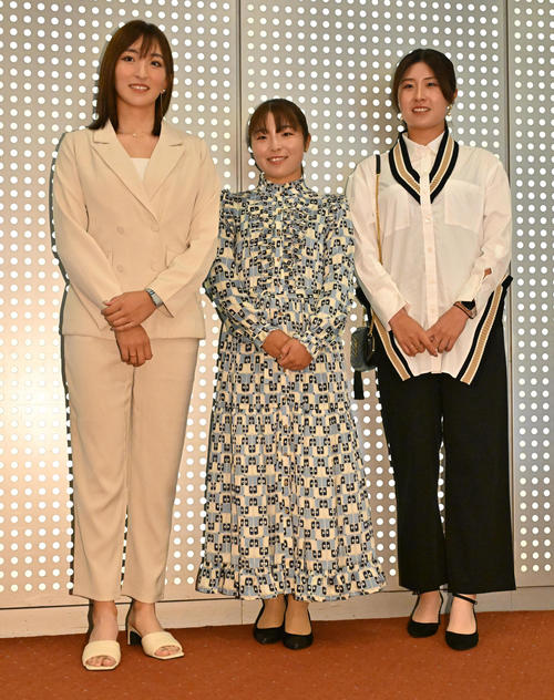 前夜祭に参加する（左から）脇元華、佐久間朱莉、大里桃子（撮影・石井愛子）