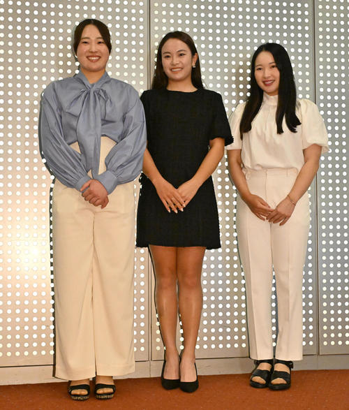 前夜祭に参加する（左から）竹田麗央、河本結、小祝さくら（撮影・石井愛子）