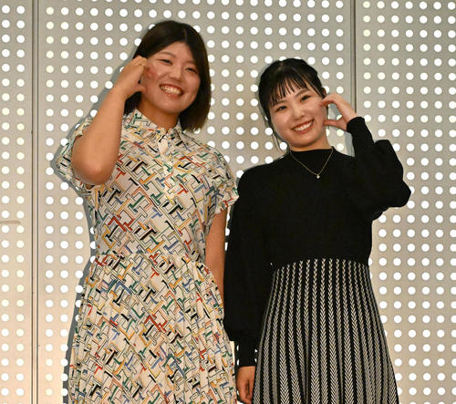 前夜祭に参加する（左から）桜井心那、尾関彩美悠（撮影・石井愛子）
