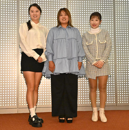 前夜祭に参加する（左から）森田遥、鈴木愛、リ・ハナ（撮影・石井愛子）