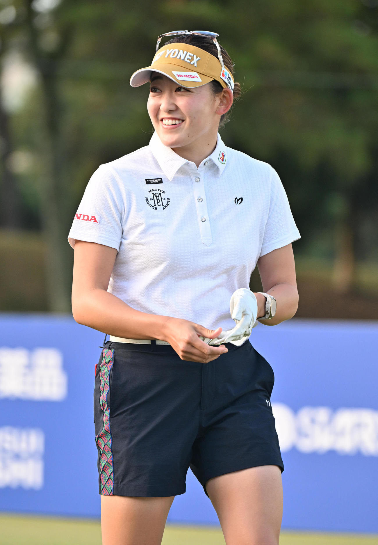 プロアマ　1番ホール、岩井千怜はティーショットを放ち笑顔を見せる（撮影・石井愛子）