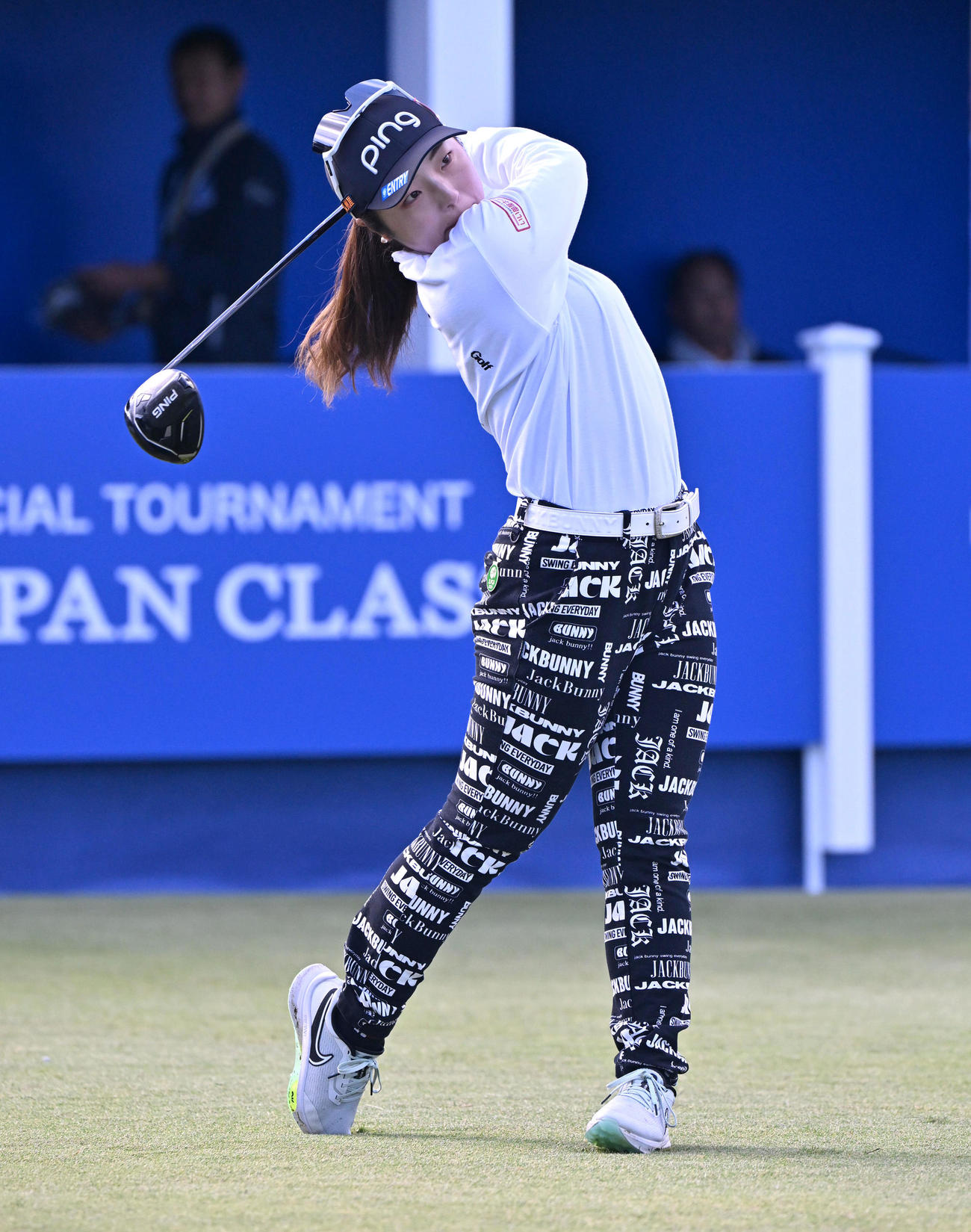 プロアマ　1番ホール、佐久間朱莉はティーショットを放つ（撮影・石井愛子）