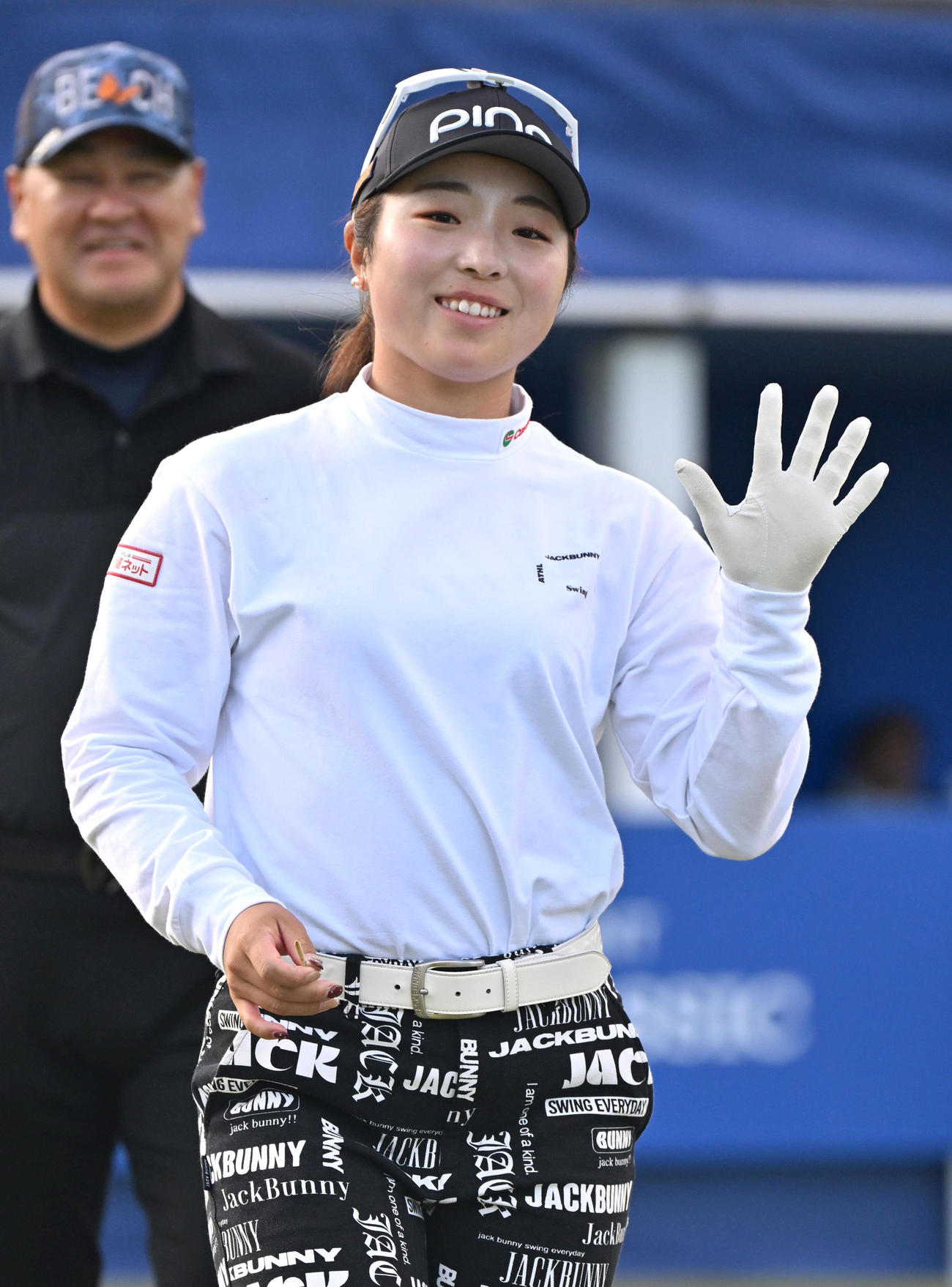 プロアマ　1番ホール、佐久間朱莉はギャラリーに手を振る（撮影・石井愛子）