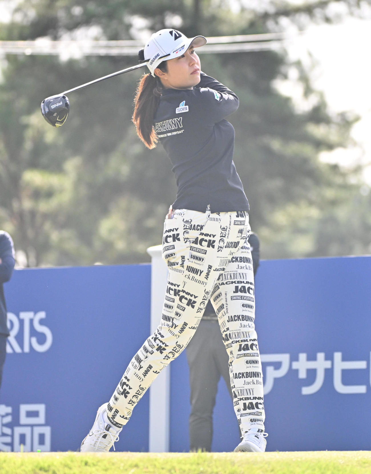 プロアマ　10番ホール、大里桃子はティ－ショットを放つ（撮影・石井愛子）