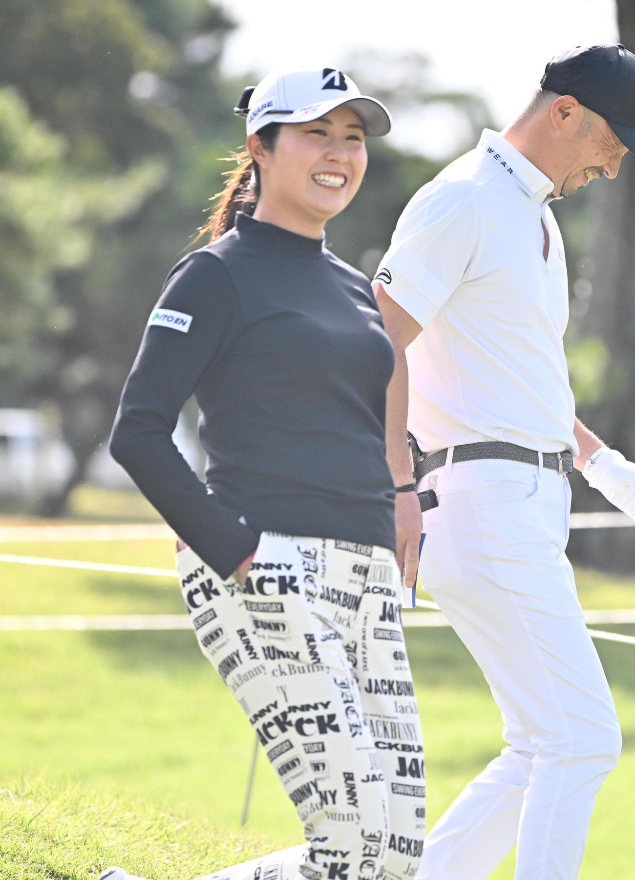 プロアマ　10番ホール、大里桃子はティ－ショットを放ち移動する（撮影・石井愛子）