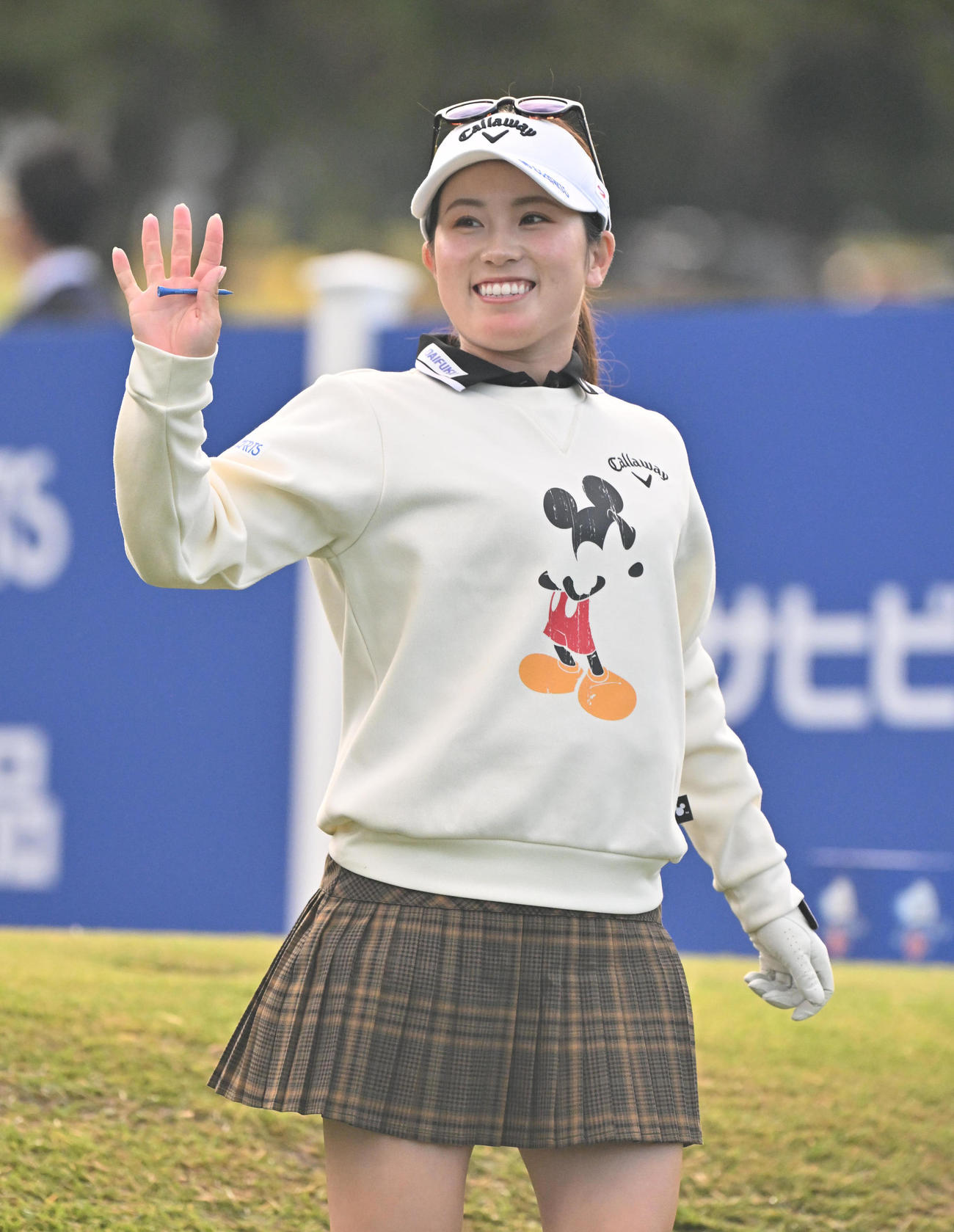 10番ホール、ギャラリーに手を振る西村優菜（撮影・石井愛子）