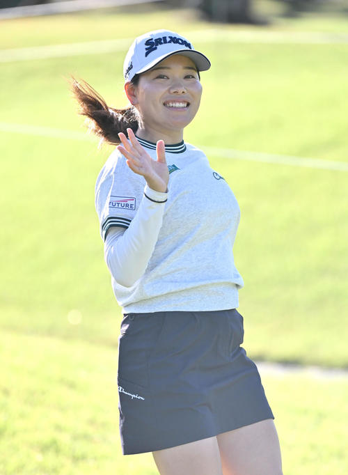 プロアマ　10番ホール、勝みなみはギャラリーに手を振る（撮影・石井愛子）