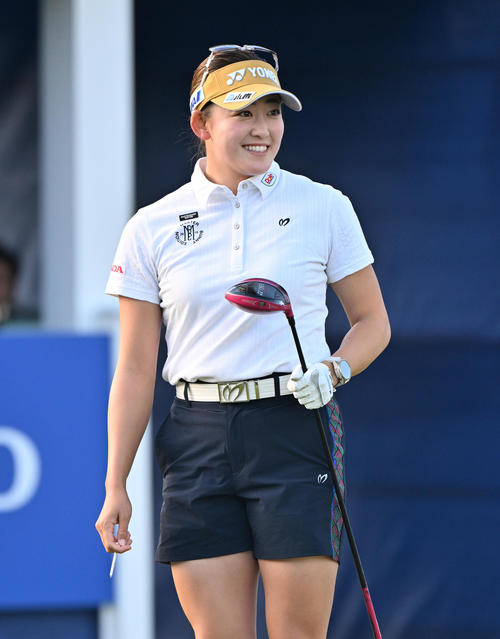 プロアマ　1番ホール、岩井千怜はティーショットを放ち笑顔を見せる（撮影・石井愛子）