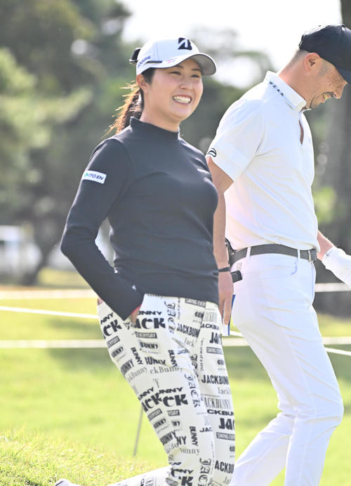 プロアマ　10番ホール、大里桃子はティ－ショットを放ち移動する（撮影・石井愛子）